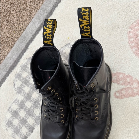 Women size 8 Doc Martens barely worn - Picture 3 of 6